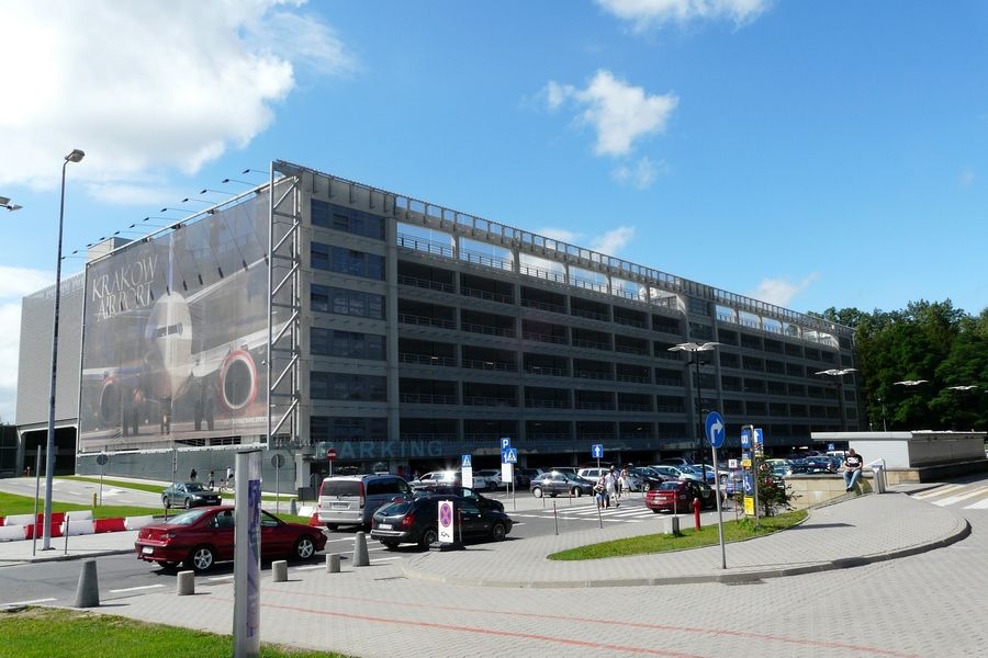Многоуровневый паркинг P1 напротив пассажирского терминала аэропорта Краков