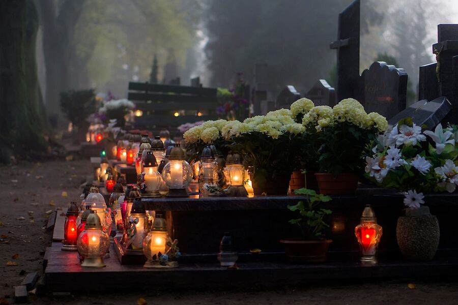 свечи на кладбище