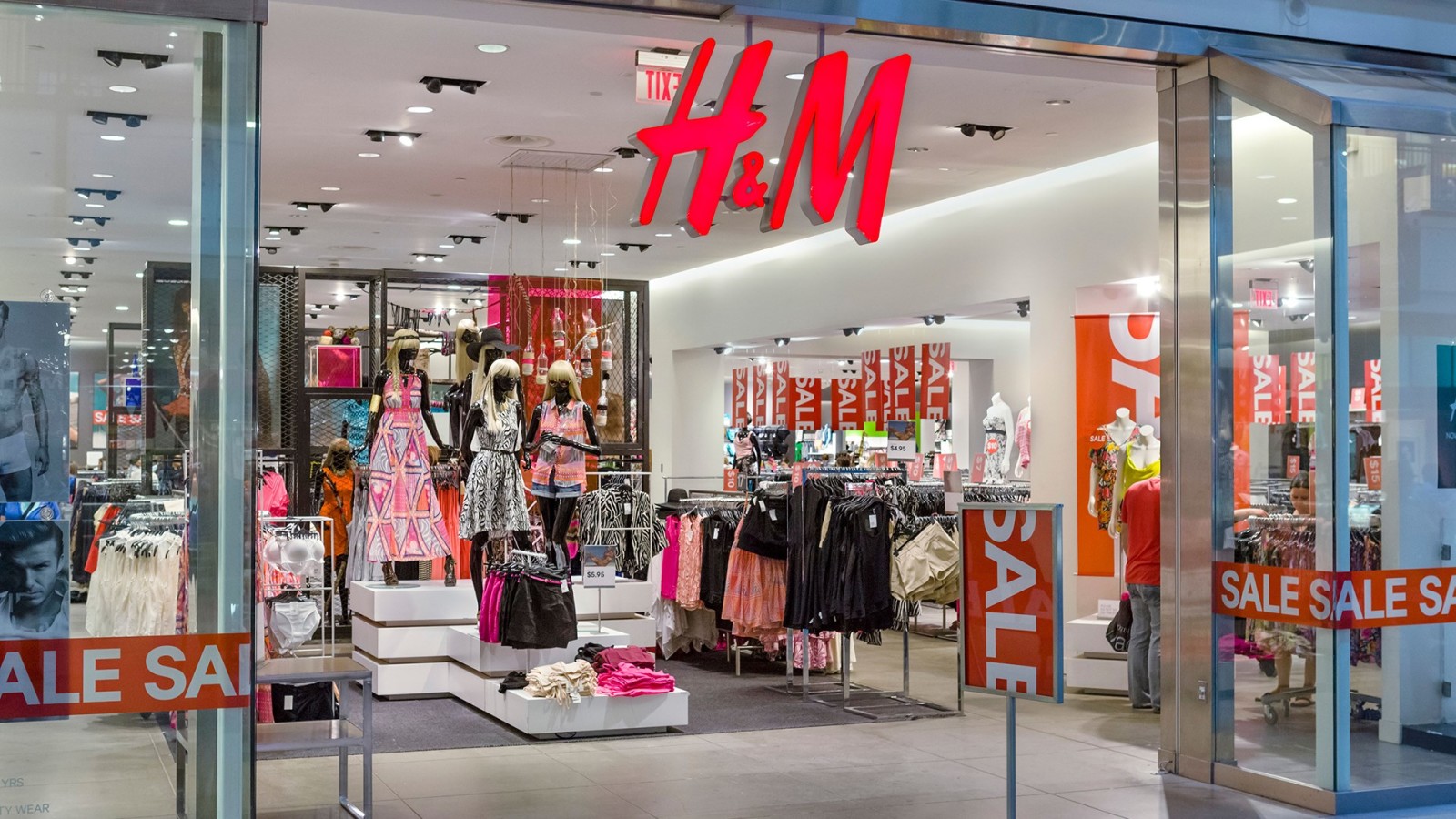 В магазинах H&M предлагают модную одежду мировых и собственных брендов