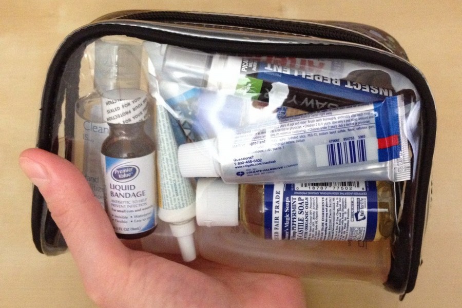 Лекарства в форме спреев, гелей и жидкостей в самолете должны быть в отдельном пакете.