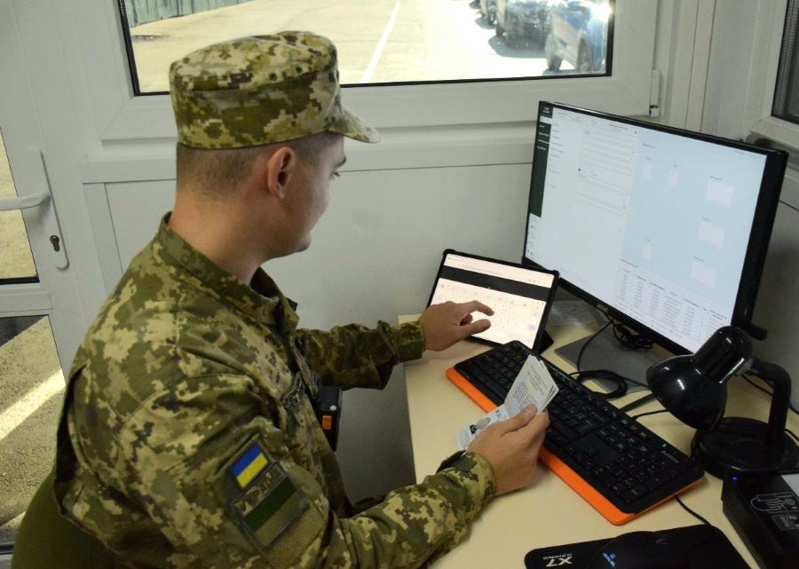 Пограничник проверяет документы