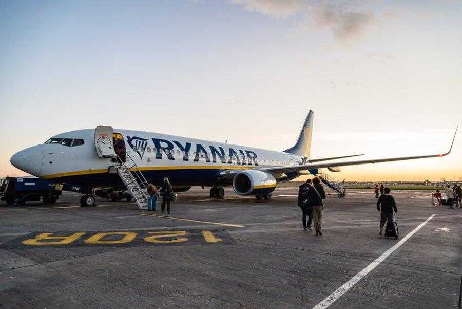 самолет Ryanair 
