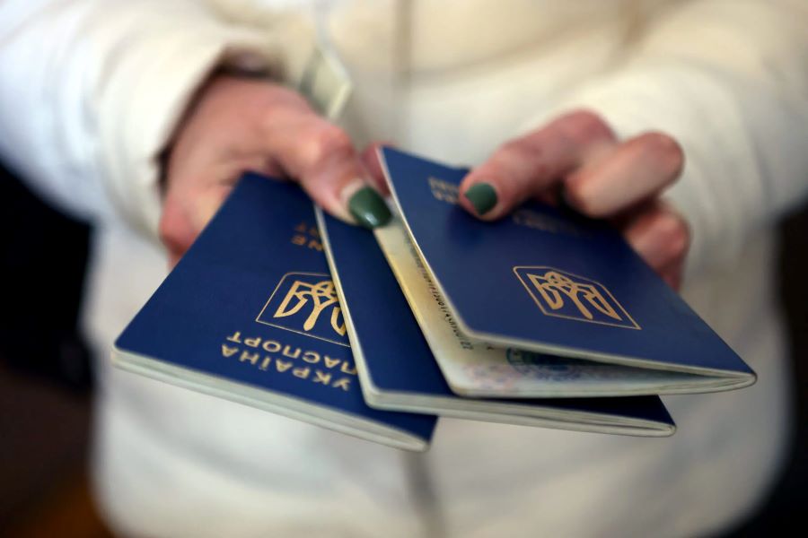 Жінка тримає закордонні паспорти