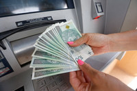 Сколько наличных можно снять с банкомата в Польше: актуальные лимиты
