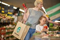 Biedronka продлевает работу магазинов и предлагает масштабные скидки на базовые продукты