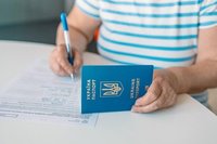 Украинские беженцы смогут получить карту CUKR: преимущества и недостатки