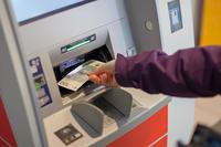 В Польше уменьшится количество банкоматов: причины