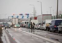 Большие очереди на границе с Польшей: транспорт ждет часами