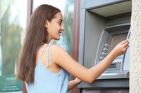 Как снять наличные с карт «Приватбанка» и Monobank за рубежом