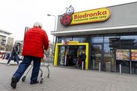 Відповідь на цінову революцію Lidl: Biedronka також знижує ціни на сотні базових товарів