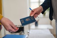 Оформление паспортов за границей: подать документы станет проще