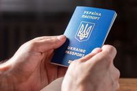 Украинцы до 18 лет не могут получить паспорта за границей: в чем проблема