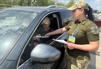 Виїзд українців за кордон: Президент доручив підвищити віковий поріг