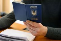 Чоловіки призовного віку не зможуть отримати паспорти за межами України: рішення уряду